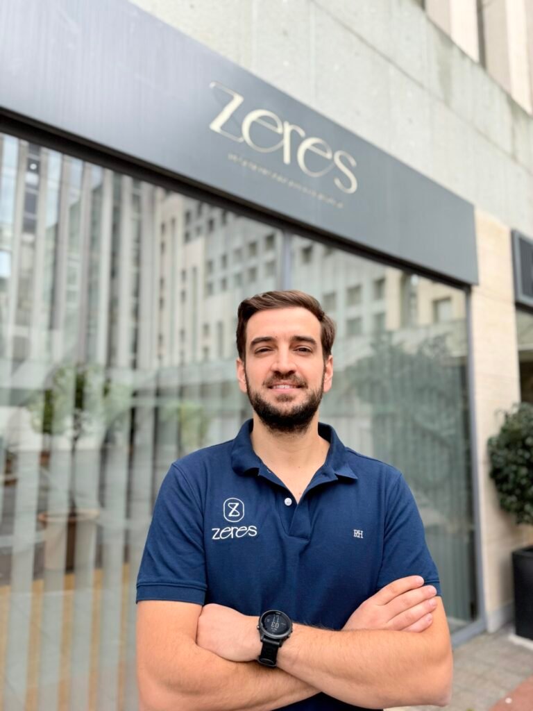 Dermatólogo de la Unidad de Dermatología de Zeres en Sevilla, en la puerta de la clínica
